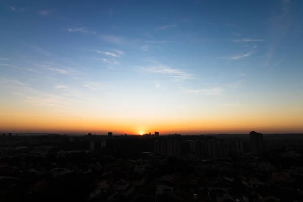 Sol Nascente Com Silhueta Edifícios Horizonte Cidade — Fotografia de Stock