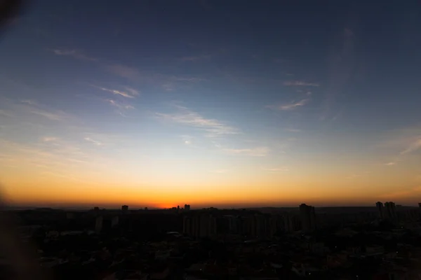 Sol Nascente Com Silhueta Edifícios Horizonte Cidade — Fotografia de Stock