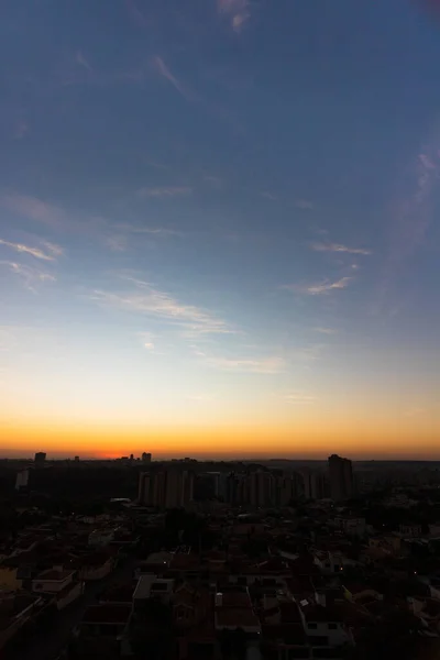 Stijgende Zon Met Silhouet Van Gebouwen Skyline Van Stad — Stockfoto