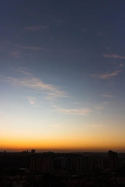 Aufgehende Sonne Mit Gebäudesilhouette Der Skyline Der Stadt — Stockfoto