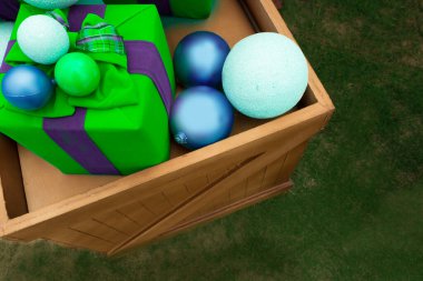 Çimlerin üzerinde hediye kutularıyla Noel arkaplanı. Metin için boşluk.