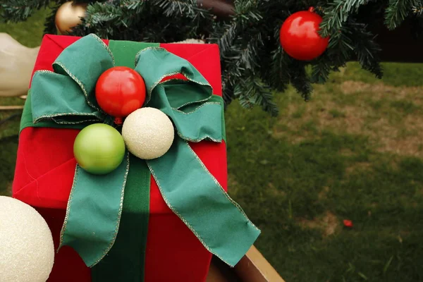 Fondo Navidad Con Cajas Regalo Sobre Hierba Espacio Para Texto —  Fotos de Stock