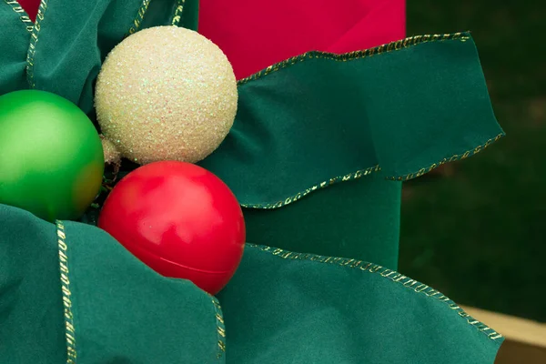 Kerst Achtergrond Met Geschenkdozen Gras Ruimte Voor Tekst — Stockfoto