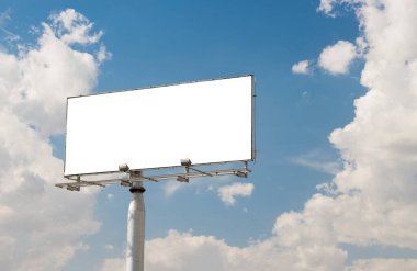 Reklam panosu, kırsal bir yerde güzel bulutlu gökyüzünün önündeki boş ilan panosu. Metin veya tasarım için boşluk