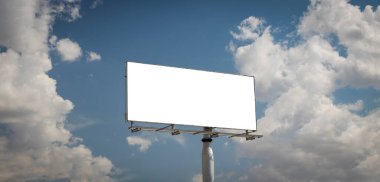 Reklam panosu, kırsal bir yerde güzel bulutlu gökyüzünün önündeki boş ilan panosu. Metin veya tasarım için boşluk