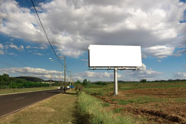 Billboard Κενή Πινακίδα Μπροστά Από Τον Όμορφο Συννεφιασμένο Ουρανό Μια — Φωτογραφία Αρχείου