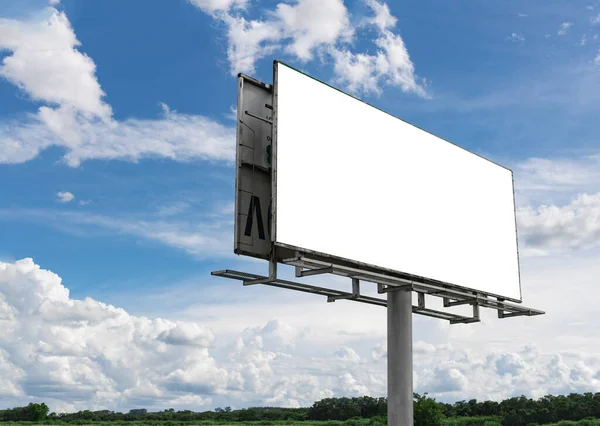 Billboard Κενή Πινακίδα Μπροστά Από Τον Όμορφο Συννεφιασμένο Ουρανό Μια — Φωτογραφία Αρχείου
