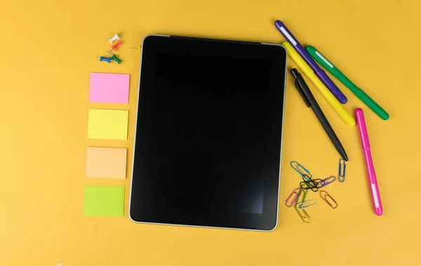 Vista Superior Tablet Material Escolar Como Marcadores Coloridos Adesivo Clipers — Fotografia de Stock