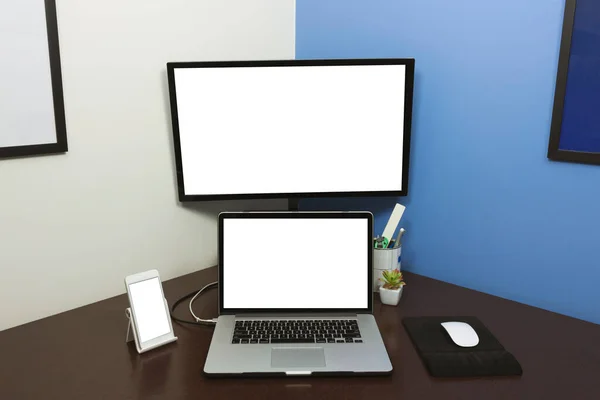 Laptop Biurko Telefon Komórkowy Pustym Ekranem Miejsca Tekstowego Biurze Drewnianym — Zdjęcie stockowe