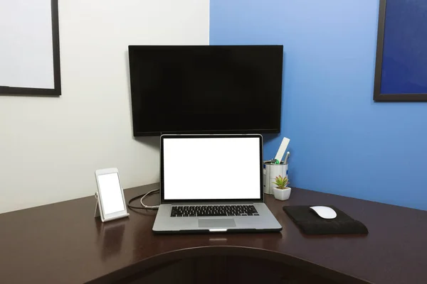 Masa Bilgisayarı Cep Telefonu Ofisinde Ahşap Masanın Üzerinde Boş Metin — Stok fotoğraf