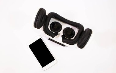 VR Gözlükleri veya Sanal Gerçeklik Kulaklık miğferi kavram resimleri için beyaz arkaplanda izole edilmiş cep telefonu.