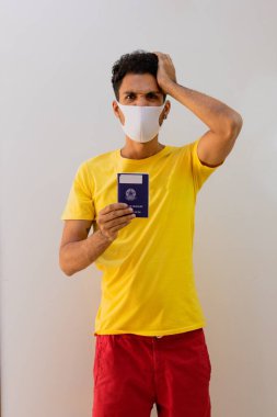 Brezilya iş kartı taşıyan, salgın maskeli, izole beyaz arka planı olan siyah bir adam.