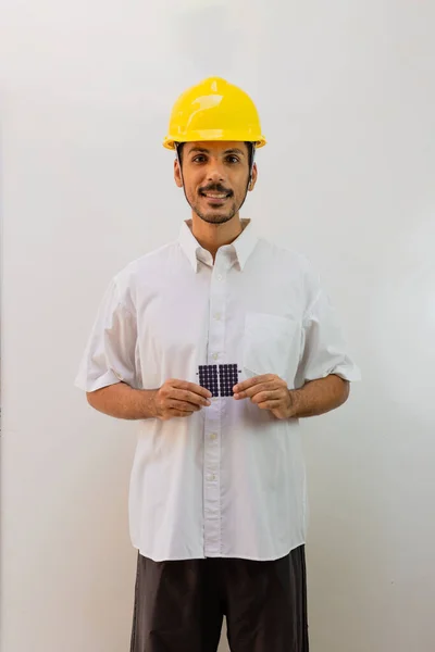 Pracownik Kaskiem Trzymający Fotowoltaiczny Panel Słoneczny Odizolowany Białym Tle — Zdjęcie stockowe