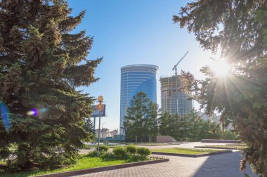Modern bina ve güneşli yaz gününde Park'ta Novosibirsk, Sibirya