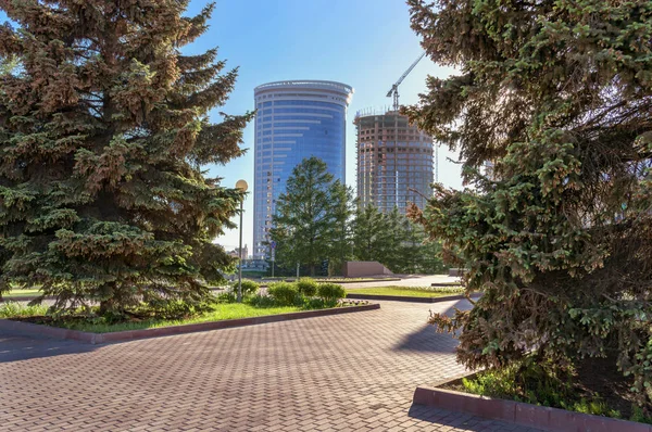 Edificios Modernos Construcción Novosibirsk Vista Desde Parque Cercano — Foto de Stock