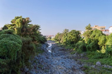 Kanal lav rock nehir yatağında Jeju şehir ile solmuş 