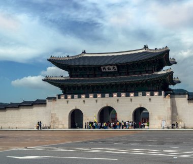 Seoul, Güney Kore, 12 Eylül 2015: Gwanghwamun Gates turist