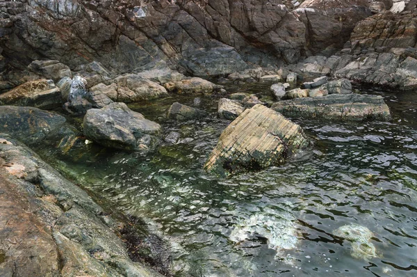 Agua Mar Limpia Rodeada Rocas Escarpadas — Foto de Stock