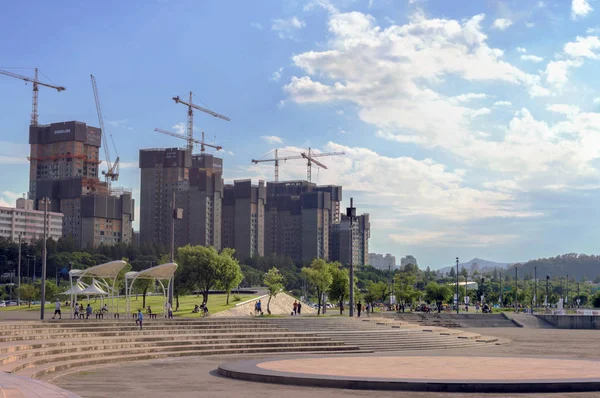 Seoul, Güney Kore, Eylül 12, 2015:building inşaat, Seul Han river park yakınındaki
