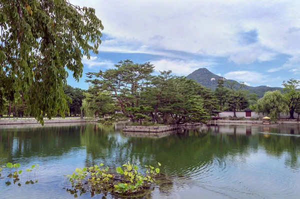 Seoul Güney Kore Eylül 2015 Gölet Gyeongbokgung Sarayı Nda — Stok fotoğraf