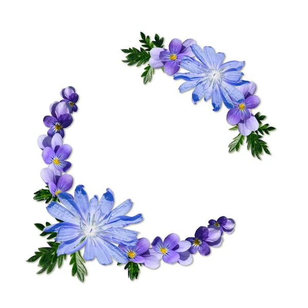 Ronde Bloemen Frame Gemaakt Van Blauwe Veldbloemen Geïsoleerd Witte Achtergrond — Stockfoto