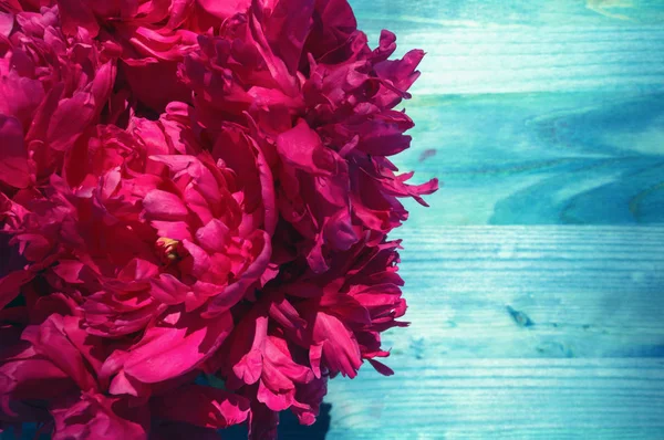 ahşap arka plan mavi pembe peonies buket üstten görünüm