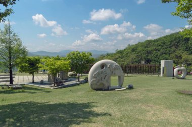 Pocheon, Güney Kore 10, Mayıs, 2017: heykeller pocheon sanat Valley Park güneşli