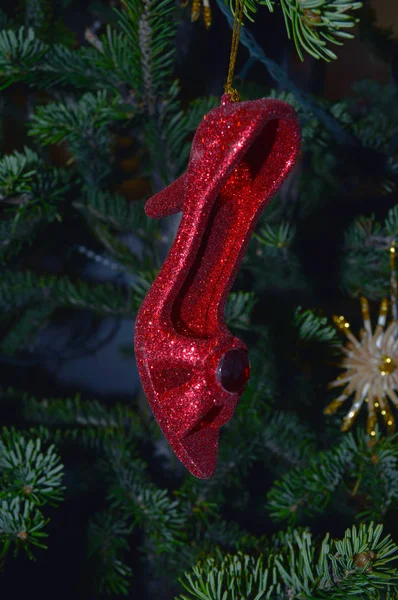 Noel Ağacına Asılı Dekor Parlak Kadının Ayakkabı Kırmızı Görünümünü Kapat — Stok fotoğraf