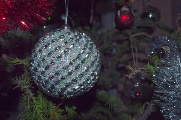 モミの木に掛かっている銀のクリスマス ボールの装飾のクローズ アップ表示 — ストック写真