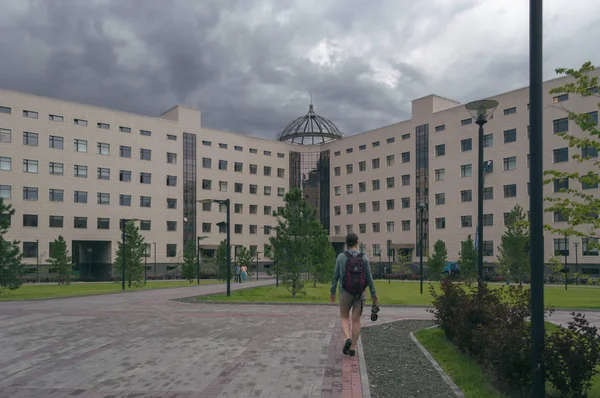 Novosibirsk Rusland Juli 2017 Student Wandelen Binnenkant Campus Van Staatsuniversiteit — Stockfoto