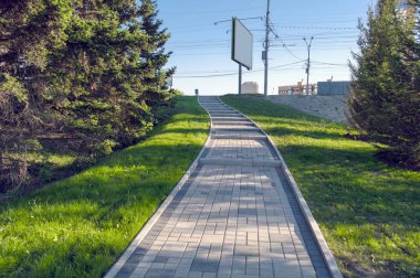 kaldırım yol kadar yolun park Novosibirsk'ten güneşli yaz gün