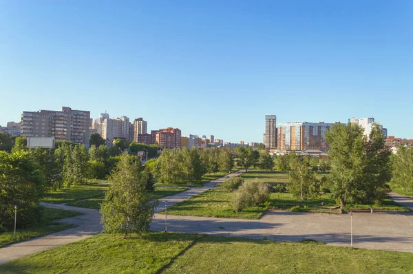 Vista Los Edificios Resedenciales Novosibirsk Soleado Día Verano — Foto de Stock