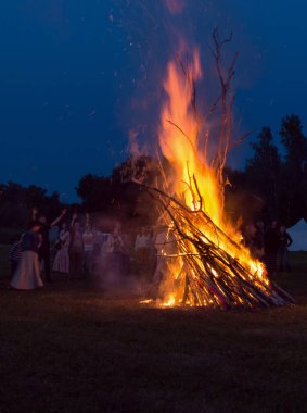 büyük şenlik ateşinde solstice gün Festivali kutlamaları doruk görünümünü kapat