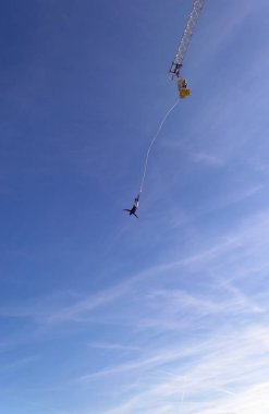 güzel blu gökyüzü arka plan ile bungee jumping yapan kimliği belirsiz erkek silüeti