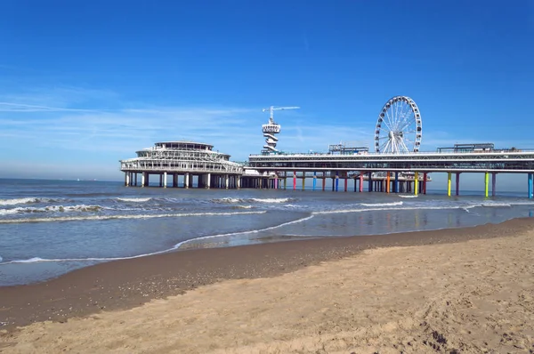 Scheveningen Plajı'De iskelede güneşli Ekim gününde görüntülemek