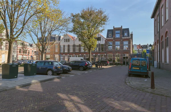 Haag Nizozemí Říjen 2018 View Rezidenční Čtvrti Popelnicemi Zaparkovaných Aut — Stock fotografie