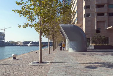 sokak ve kaldırım Ekim güneşli apartman Rotterdam yakınındaki