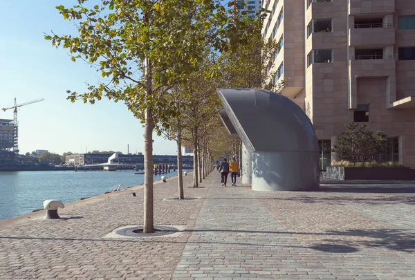 sokak ve kaldırım Ekim güneşli apartman Rotterdam yakınındaki