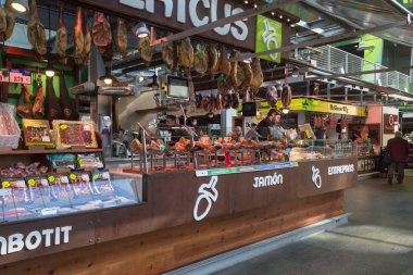 Rotterdam, Hollanda, 6 Ekim 2018: satan jamon ve et lezzetleri Market Hall depolamak
