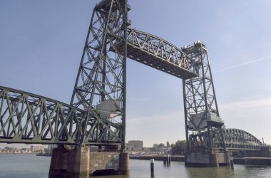 Rotterdam, Hollanda, 6 Ekim 2018: metal asma köprü görünümünü güneşli Ekim