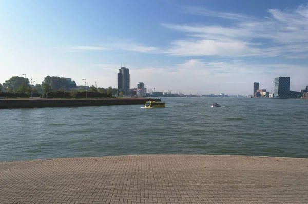 Rotterdam, Hollanda, 6 Ekim 2018: su turizm tur otobüsü 