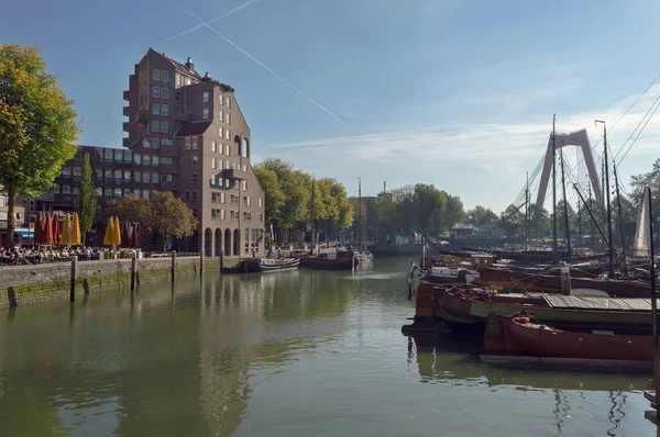 Rotterdam, Hollanda, 6 Ekim 2018: güneşli sabahı cityscape manzaralı ahşap tekneler demirli