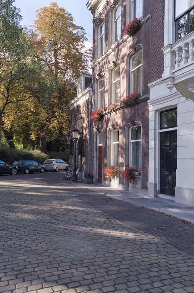 Mooie Gevel Van Oude Huis Utrecht Versierd Met Bloempotten Park — Stockfoto