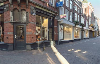 Utrecht, Hollanda, 07 Ekim 2018: Vitrinler dükkan boş sokak görünümü ile Pazar sabahı