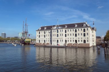 Amsterdam, Hollanda, 09 Ekim 2018: Cephe Deniz Müzesi ve 18.yüzyıl ticaret gemisi kopyası