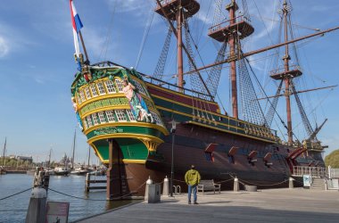 Amsterdam, Hollanda, 09 Ekim 2018: Boyutunu kişi boyutu ile karşılaştırıldığında Denizcilik Müzesi'nde ticaret gemisi kopyası