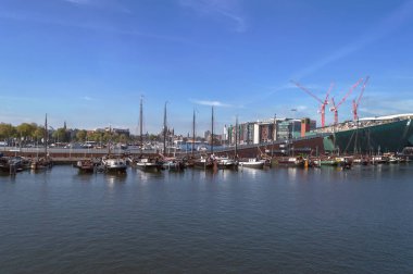 Amsterdam, Hollanda, 09 Ekim 2018: tekneler Nemo museum yakınındaki güneşli günde demirledi