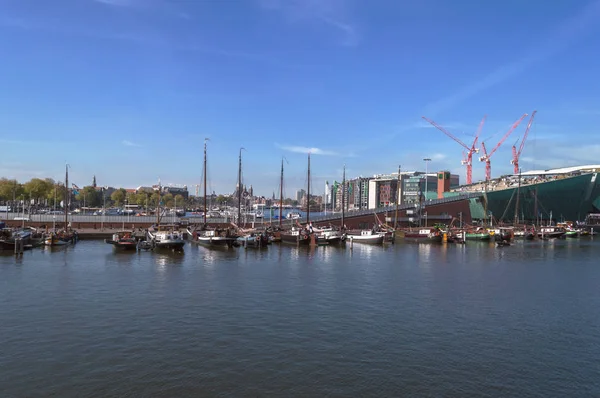 Άμστερνταμ Ολλανδία Οκτωβρίου 2018 Αγκυροβολημένο Σκάφη Κοντά Nemo Μουσείο Ηλιόλουστη — Φωτογραφία Αρχείου