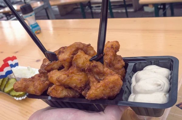 geleneksel ve Hollanda fryed Balık - sos mayonez ile servis kibbeling ünlü yakın çekim
