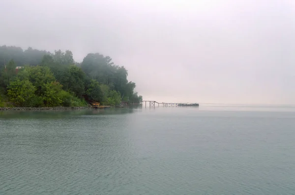 在雾蒙蒙的夏季早晨看到码头和河岸 — 图库照片